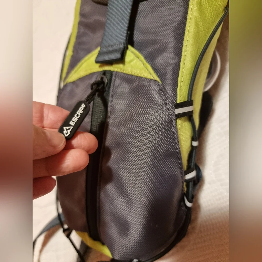 🩶Host Pick🩶Escape 2L hydration backpack hiking running - Picture 16 of 16